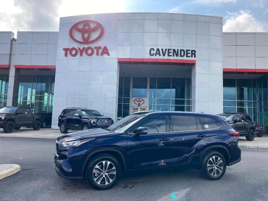 used 2020 Toyota Highlander car, priced at $28,795