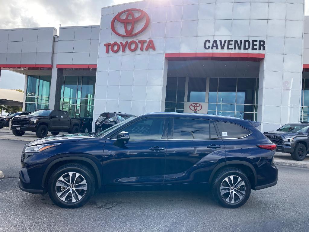 used 2020 Toyota Highlander car, priced at $28,795