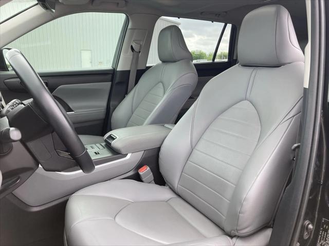used 2020 Toyota Highlander Hybrid car, priced at $28,995