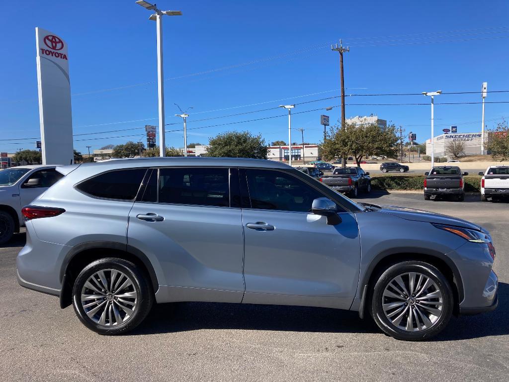 used 2021 Toyota Highlander car, priced at $39,995