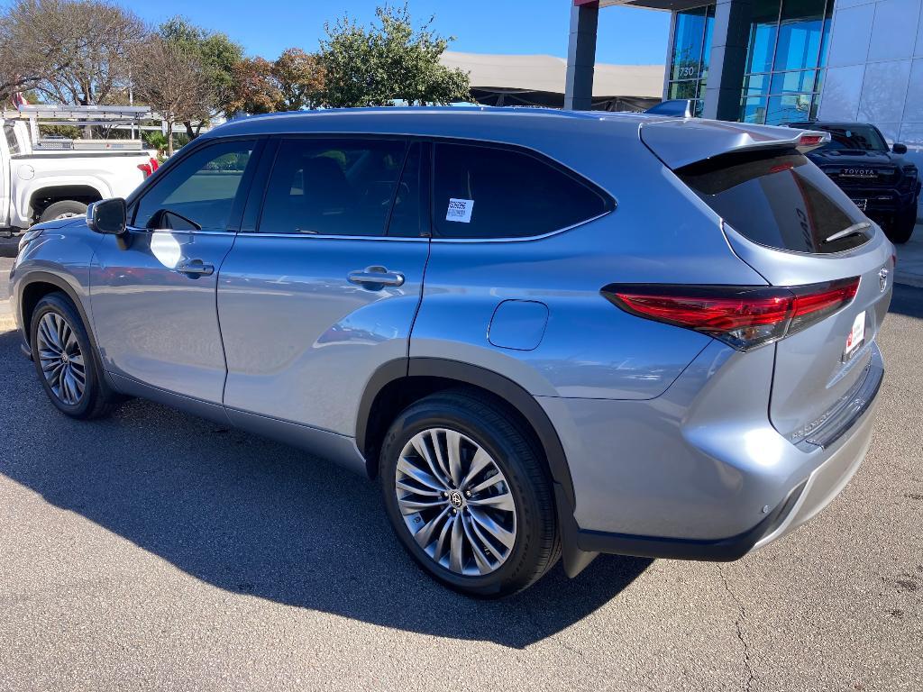 used 2021 Toyota Highlander car, priced at $39,995