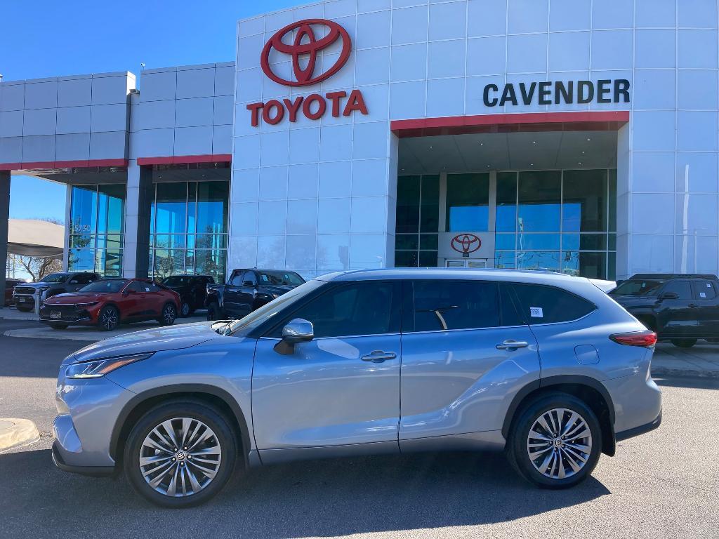 used 2021 Toyota Highlander car, priced at $39,995