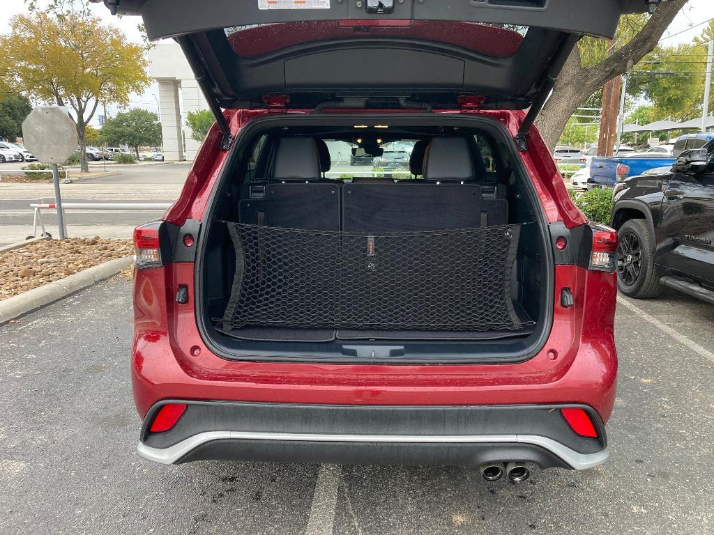 used 2021 Toyota Highlander car, priced at $36,495