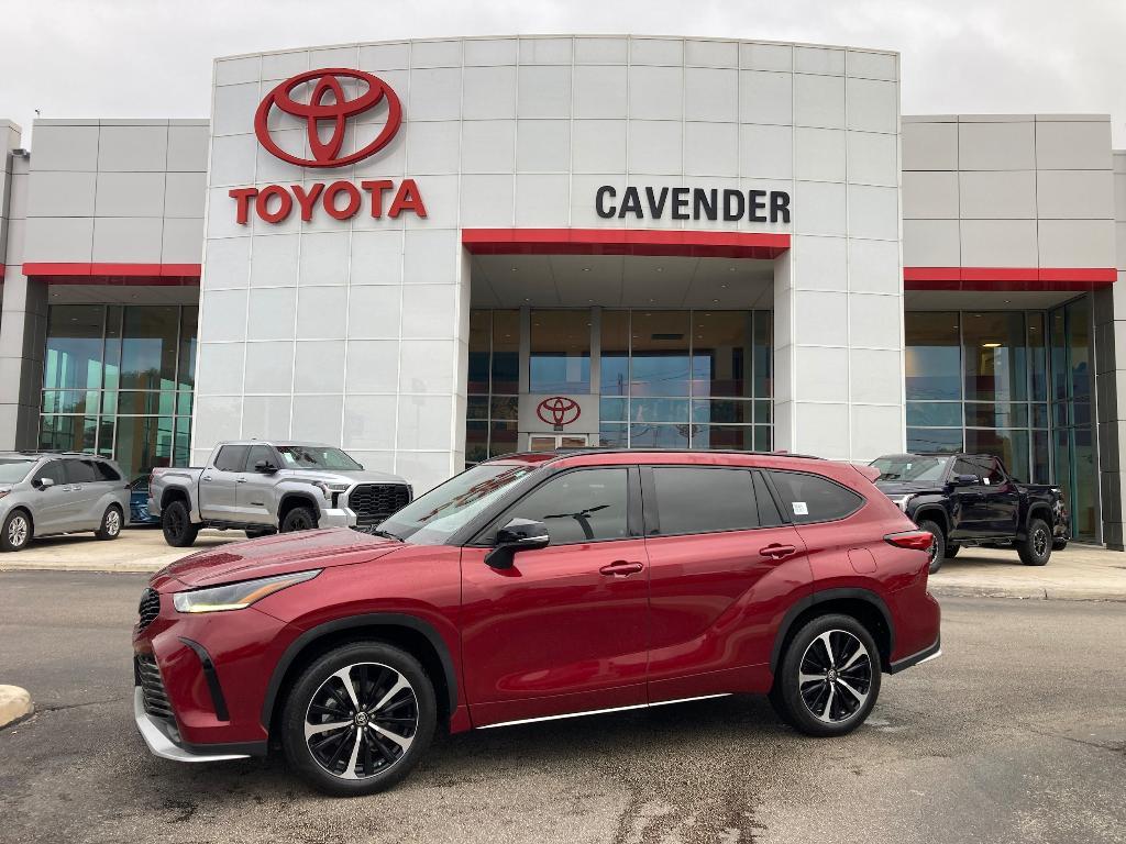 used 2021 Toyota Highlander car, priced at $36,495