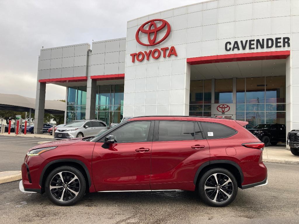 used 2021 Toyota Highlander car, priced at $36,495