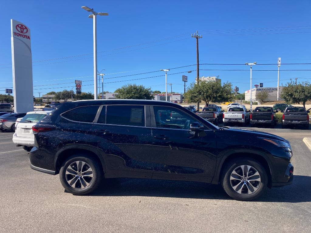 used 2024 Toyota Highlander car, priced at $40,993