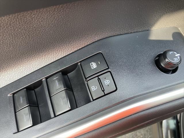 used 2025 Toyota Highlander Hybrid car, priced at $49,991