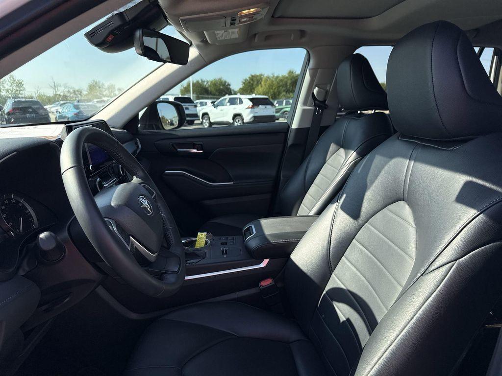 used 2023 Toyota Highlander car, priced at $35,992