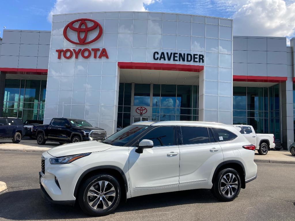 used 2020 Toyota Highlander car, priced at $29,995