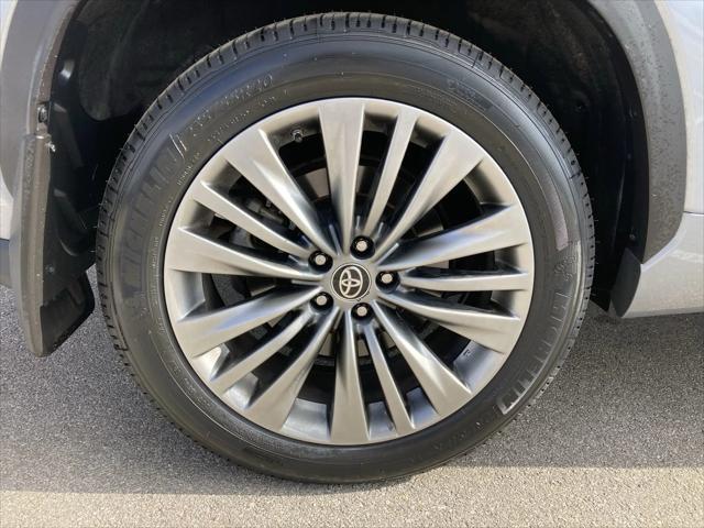 used 2020 Toyota Highlander car, priced at $31,995
