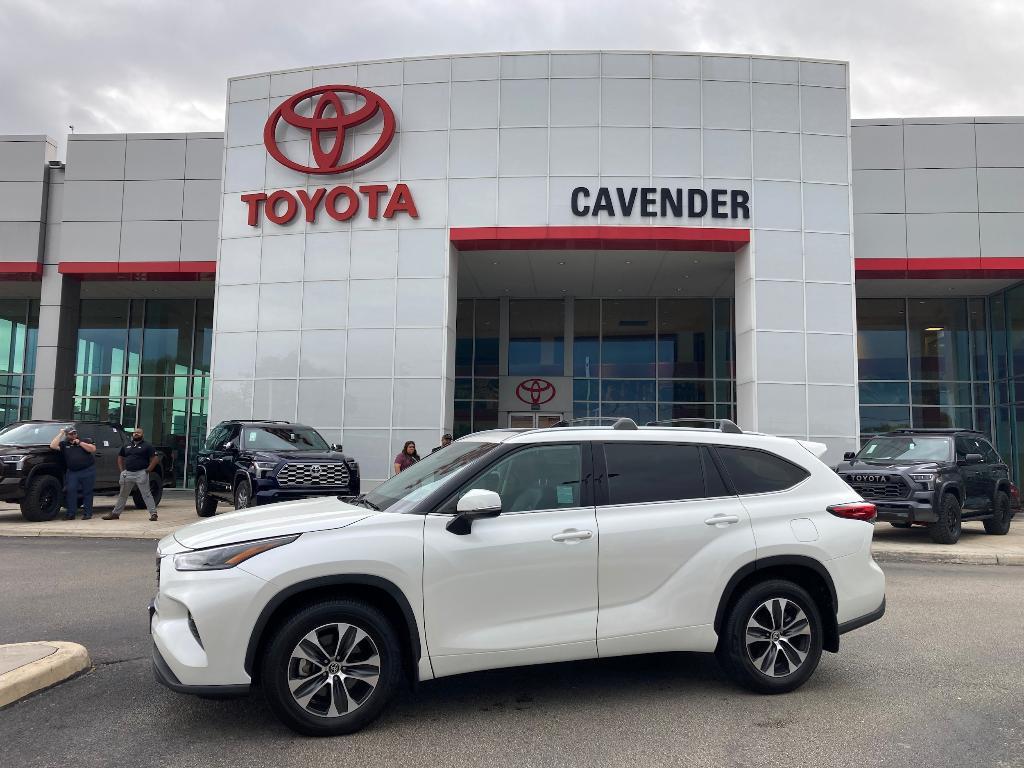 used 2021 Toyota Highlander car, priced at $30,995