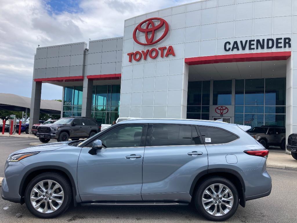 used 2021 Toyota Highlander car, priced at $33,995