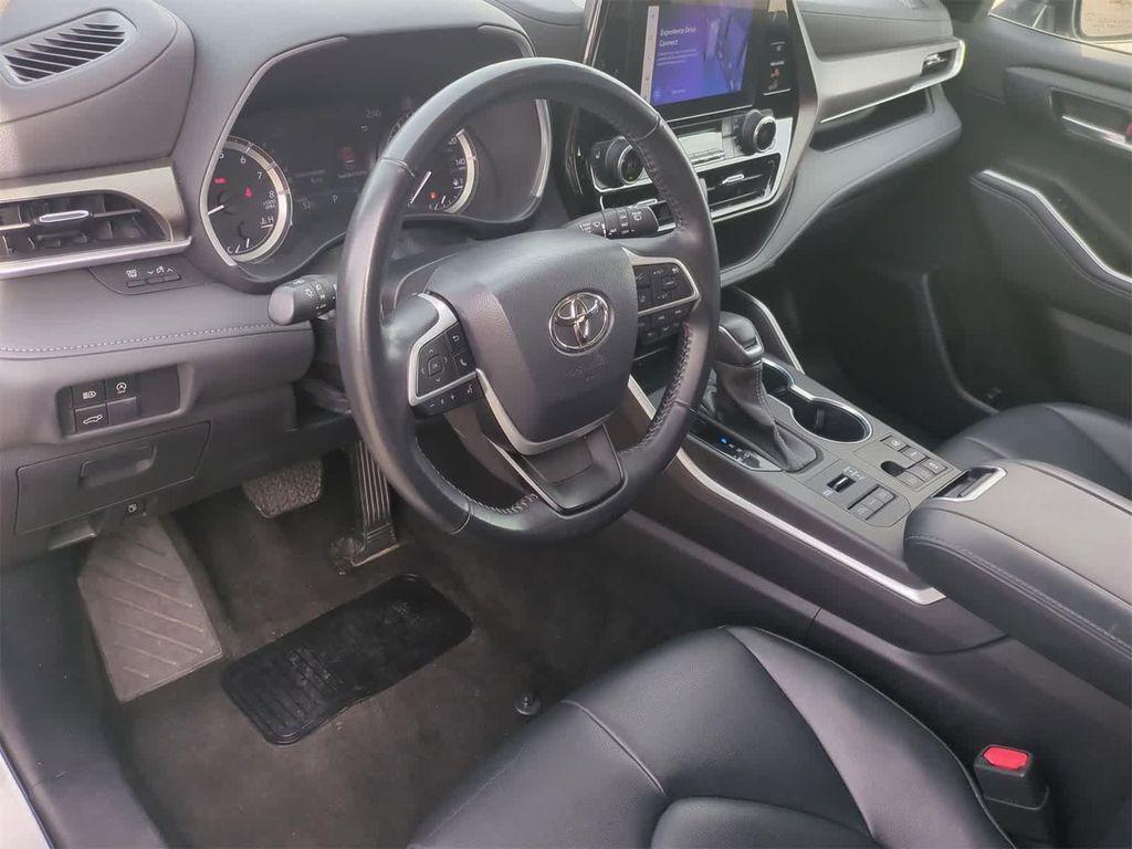 used 2023 Toyota Highlander car, priced at $36,419