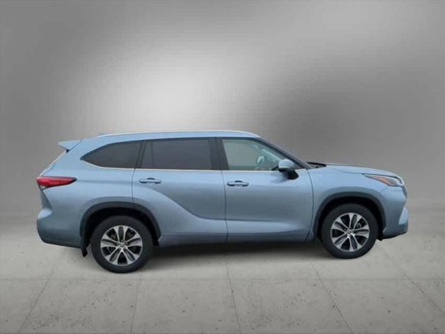 used 2022 Toyota Highlander car, priced at $37,495