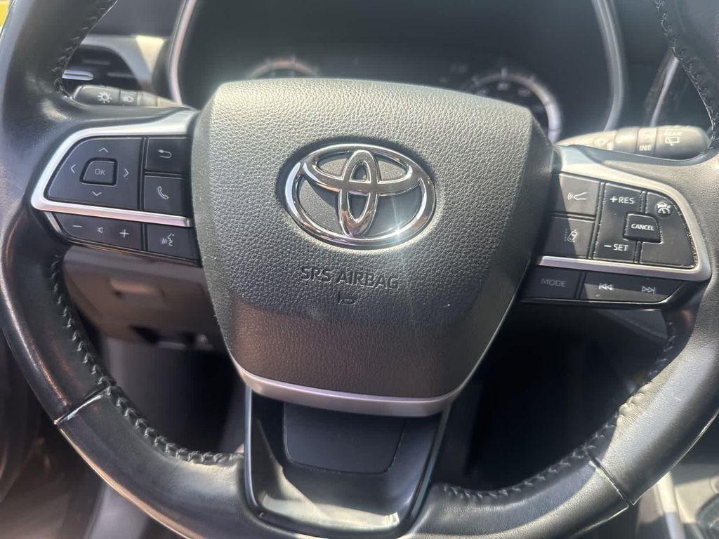 used 2022 Toyota Highlander car, priced at $37,499