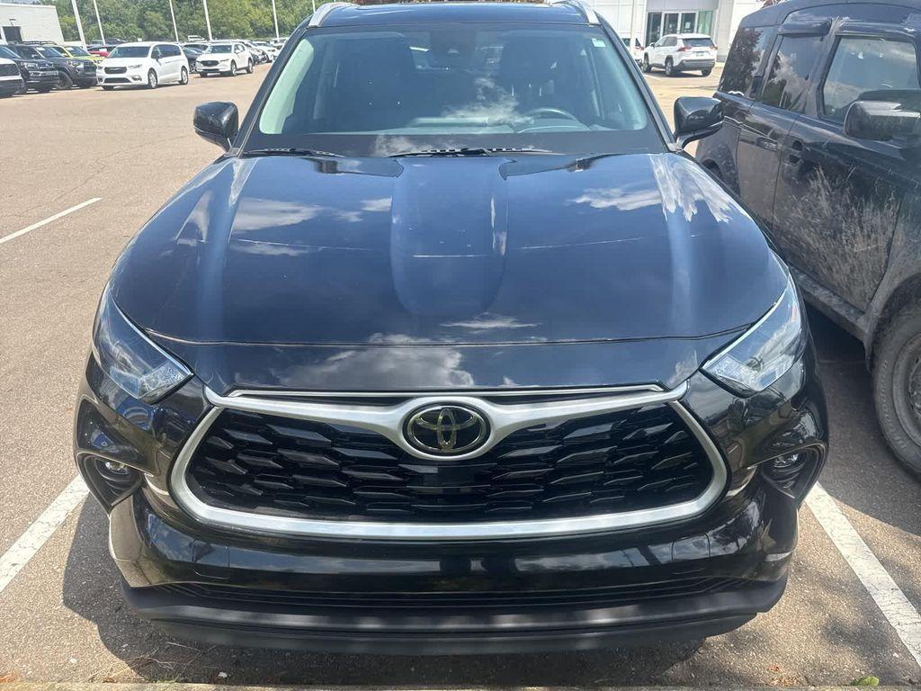 used 2022 Toyota Highlander car, priced at $37,499