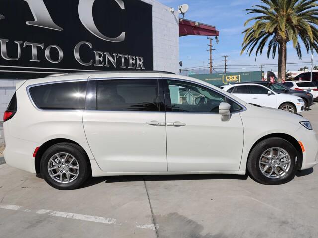 used 2021 Chrysler Pacifica car, priced at $14,995