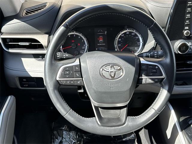 used 2022 Toyota Highlander car, priced at $27,500