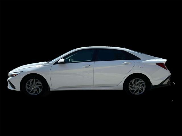 new 2025 Hyundai Elantra HEV car