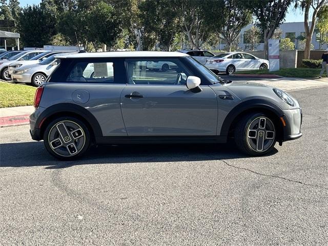 used 2022 MINI SE Hardtop car, priced at $21,000