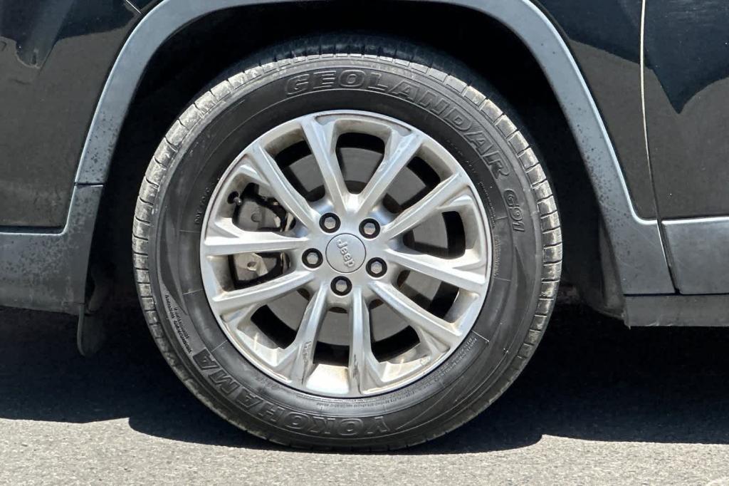 used 2019 Jeep Cherokee car, priced at $10,316