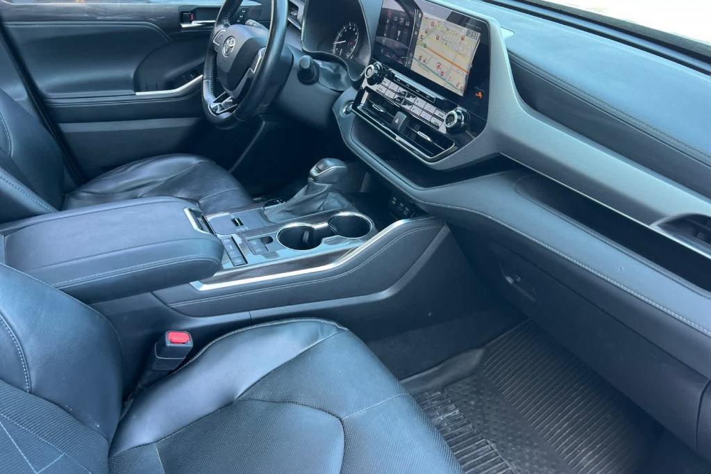 used 2022 Toyota Highlander car, priced at $31,881