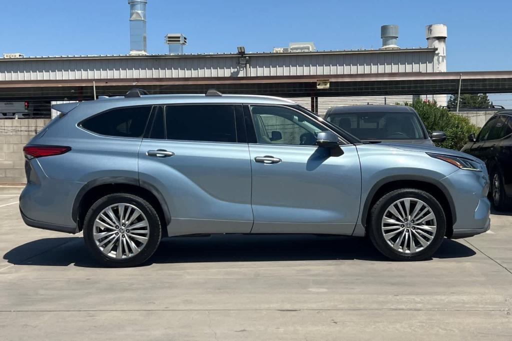 used 2022 Toyota Highlander car, priced at $31,881