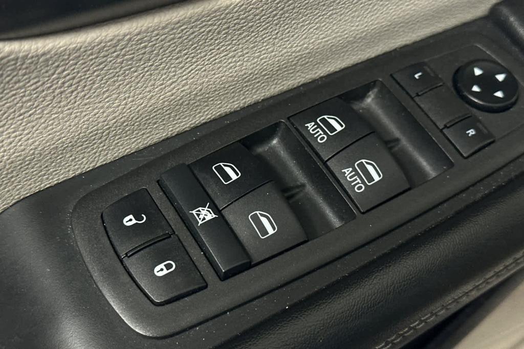 used 2021 Chrysler Pacifica Hybrid car, priced at $18,685
