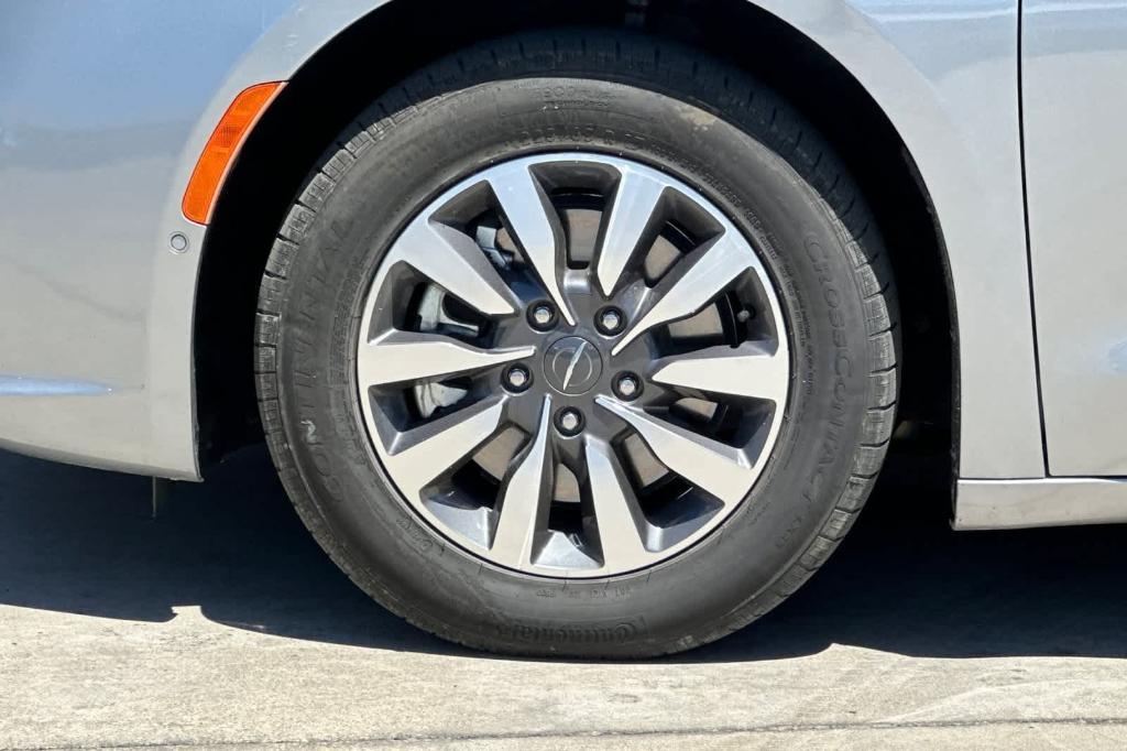 used 2021 Chrysler Pacifica Hybrid car, priced at $18,685
