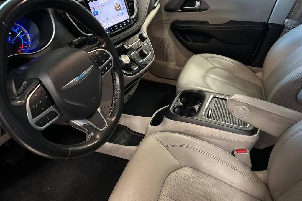 used 2021 Chrysler Pacifica Hybrid car, priced at $18,685