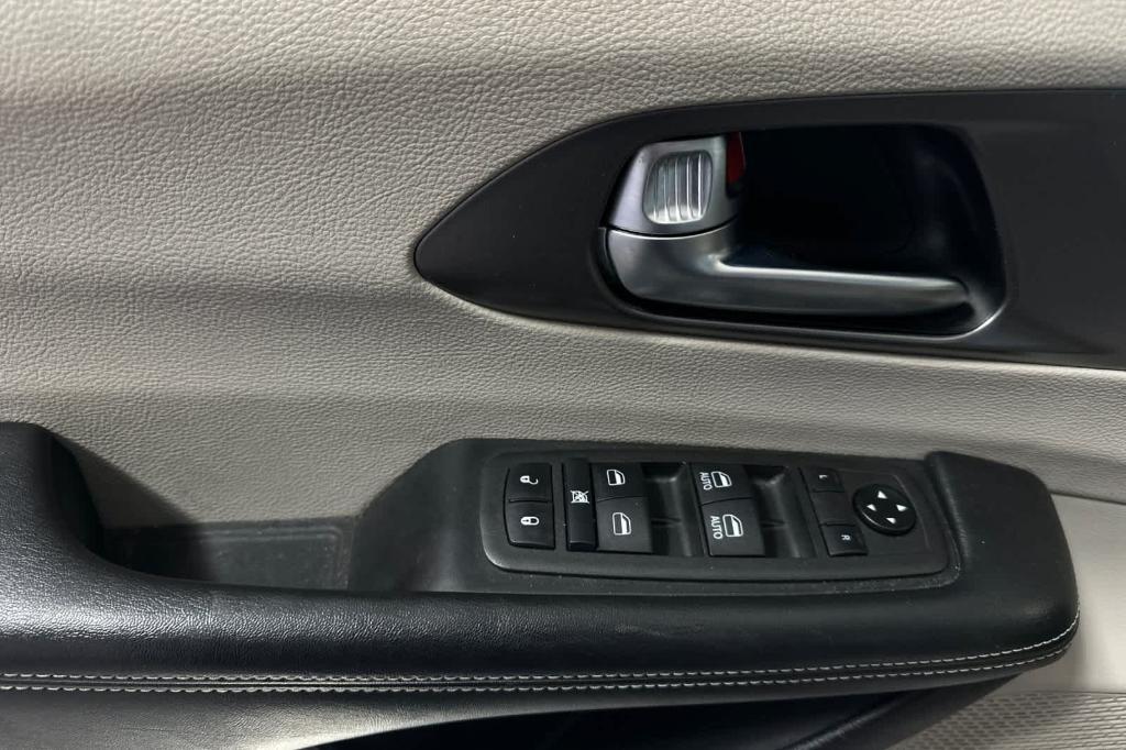 used 2021 Chrysler Pacifica Hybrid car, priced at $18,685