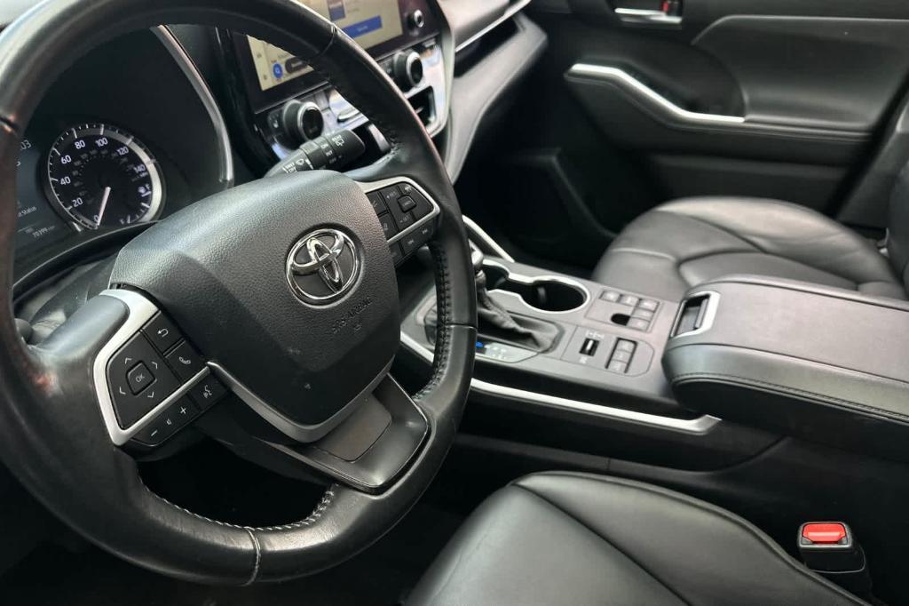 used 2023 Toyota Highlander car, priced at $35,091