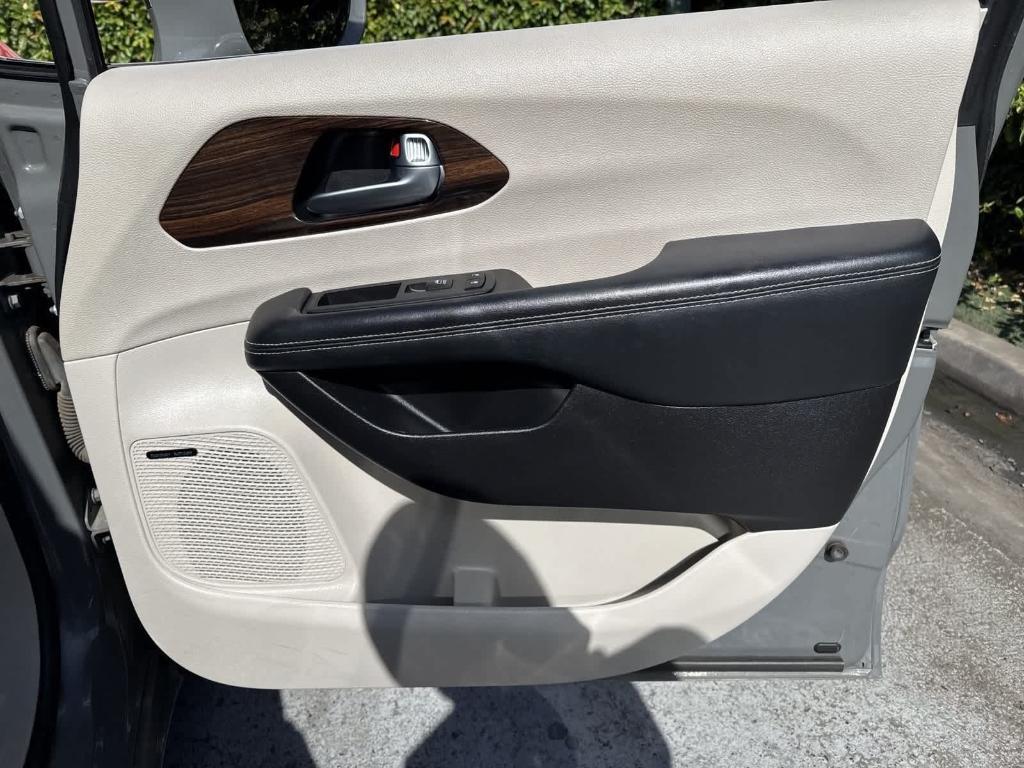used 2022 Chrysler Pacifica car, priced at $21,998