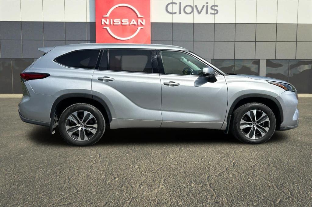 used 2022 Toyota Highlander car, priced at $33,812