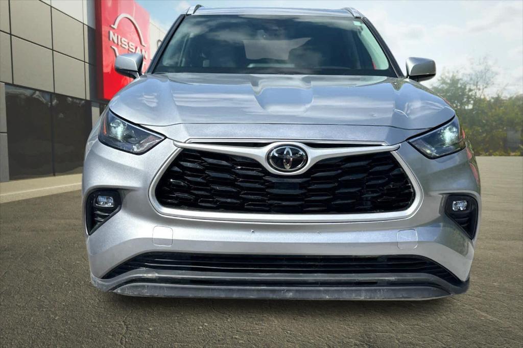 used 2022 Toyota Highlander car, priced at $33,812
