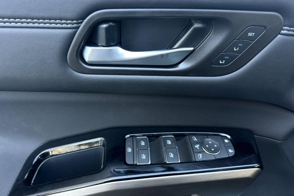 new 2025 Nissan Pathfinder car, priced at $44,301