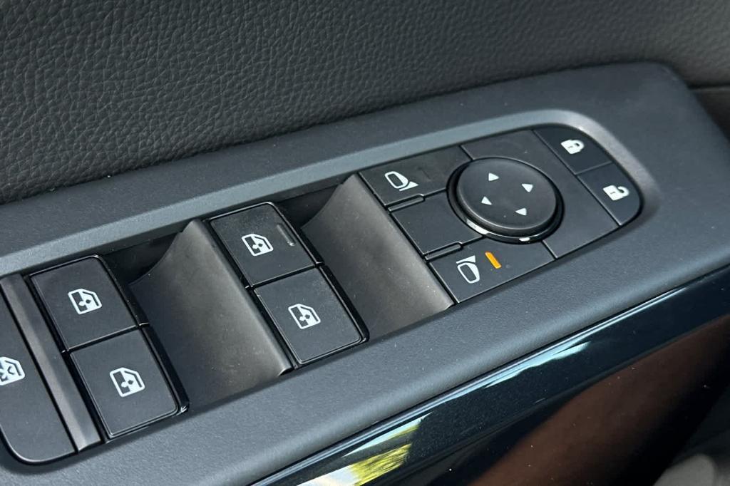 new 2025 Nissan Pathfinder car, priced at $37,980