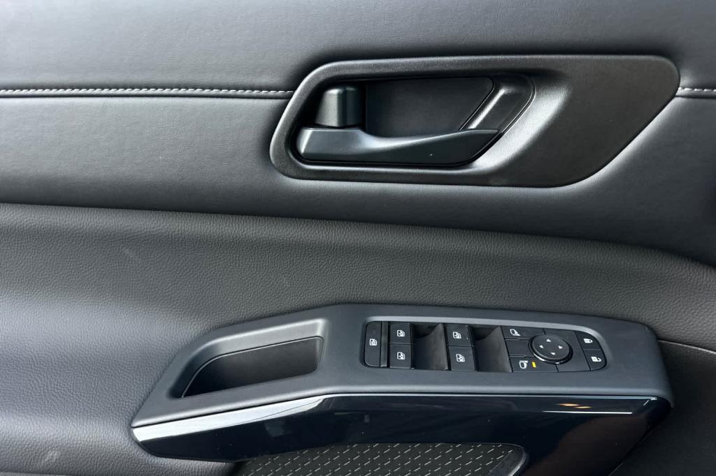 new 2025 Nissan Pathfinder car, priced at $37,980