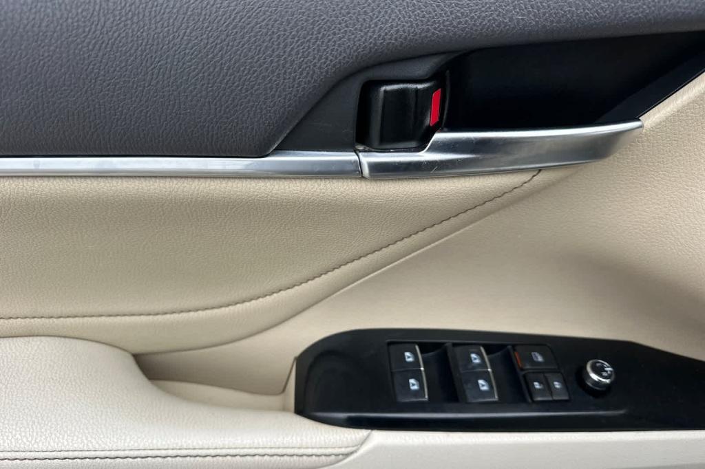 used 2018 Toyota Camry Hybrid car, priced at $18,727