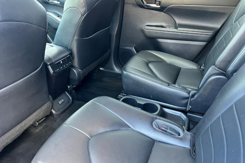 used 2023 Toyota Highlander Hybrid car, priced at $33,958