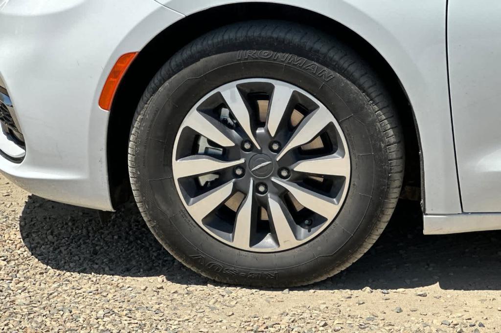 used 2023 Chrysler Pacifica Hybrid car, priced at $27,099