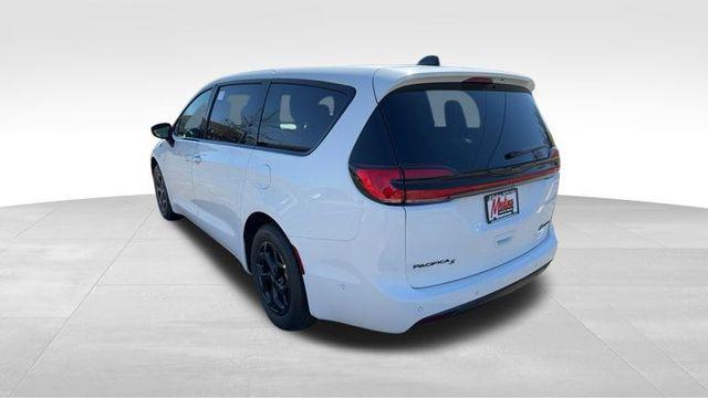 new 2024 Chrysler Pacifica Hybrid car, priced at $54,049