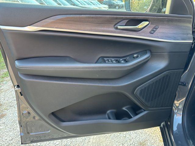 new 2025 Jeep Grand Cherokee car, priced at $47,680