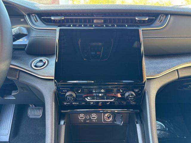 new 2025 Jeep Grand Cherokee car, priced at $47,680