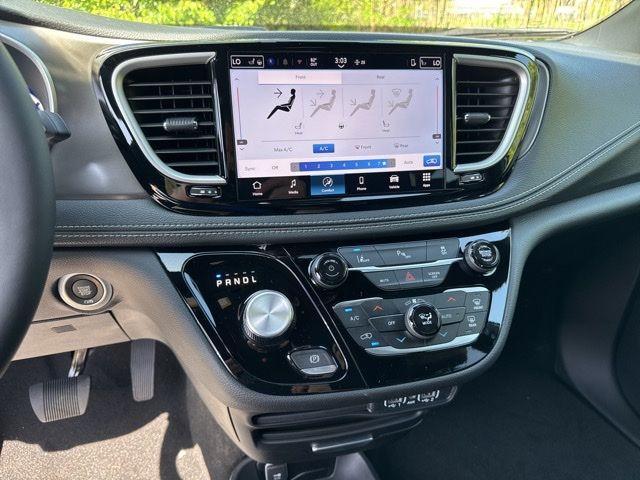 new 2025 Chrysler Pacifica Hybrid car, priced at $39,067