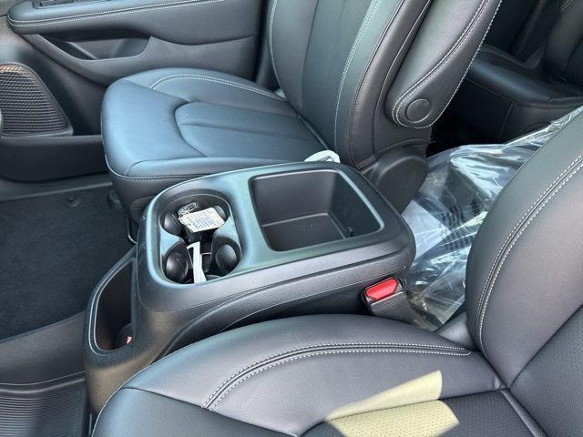 new 2025 Chrysler Pacifica Hybrid car, priced at $39,067