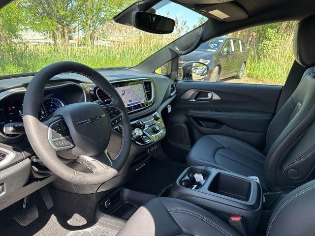 new 2025 Chrysler Pacifica Hybrid car, priced at $39,067