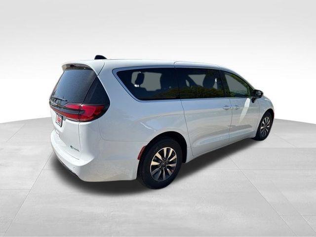 new 2025 Chrysler Pacifica Hybrid car, priced at $39,067