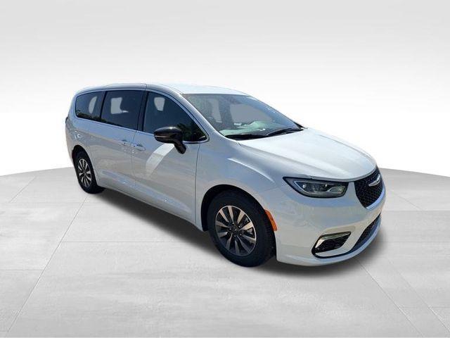 new 2025 Chrysler Pacifica Hybrid car, priced at $39,067
