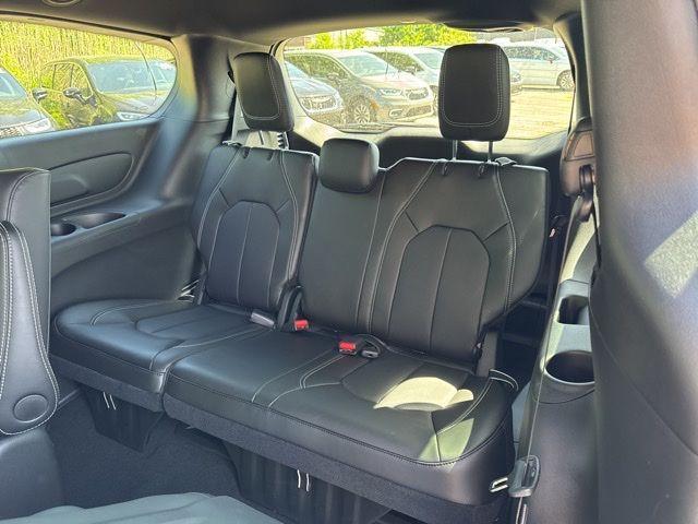 new 2025 Chrysler Pacifica Hybrid car, priced at $39,067